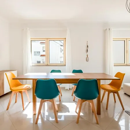 Vakantiehuis Family-friendly With Ac & Patio By Lovelystay Portimão