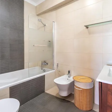 Vakantiehuis Family-friendly With Ac & Patio By Lovelystay *