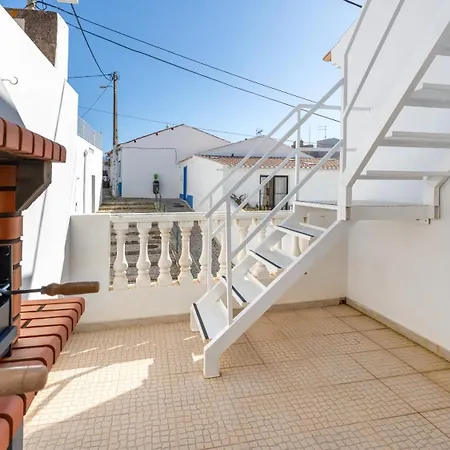 Family-friendly With Ac & Patio By Lovelystay * Portimão