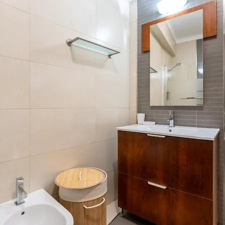 Vakantiehuis Family-friendly With Ac & Patio By Lovelystay *